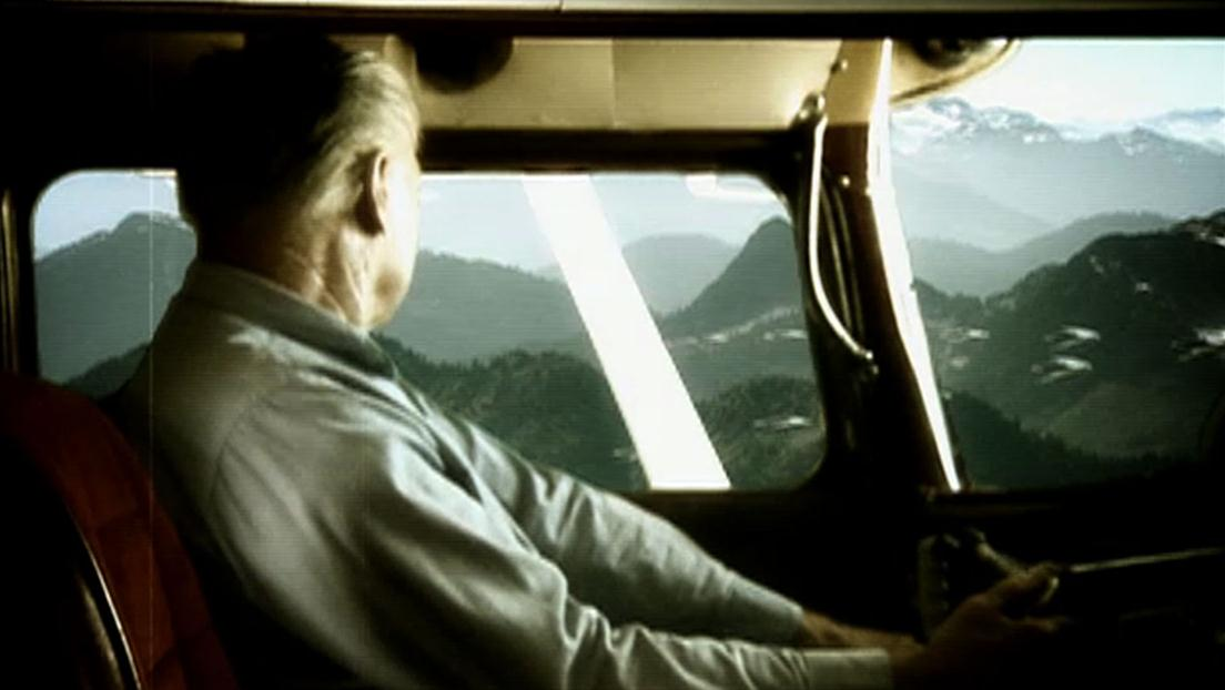 1. Những tình tiết ly kỳ trong các sự cố bắt gặp UFO của lịch sử nhân loại khiến công chúng thực sự tò mò. Điển hình là sự việc xảy ra ở núi Rainier, Washington, Mỹ vào ngày 24/6/1947. Khi ấy, phi công Kenneth Arnold tuyên bố đã nhìn thấy 9 vật thể không xác định "bay nhanh như một chiếc đĩa lướt ngang qua mặt nước".