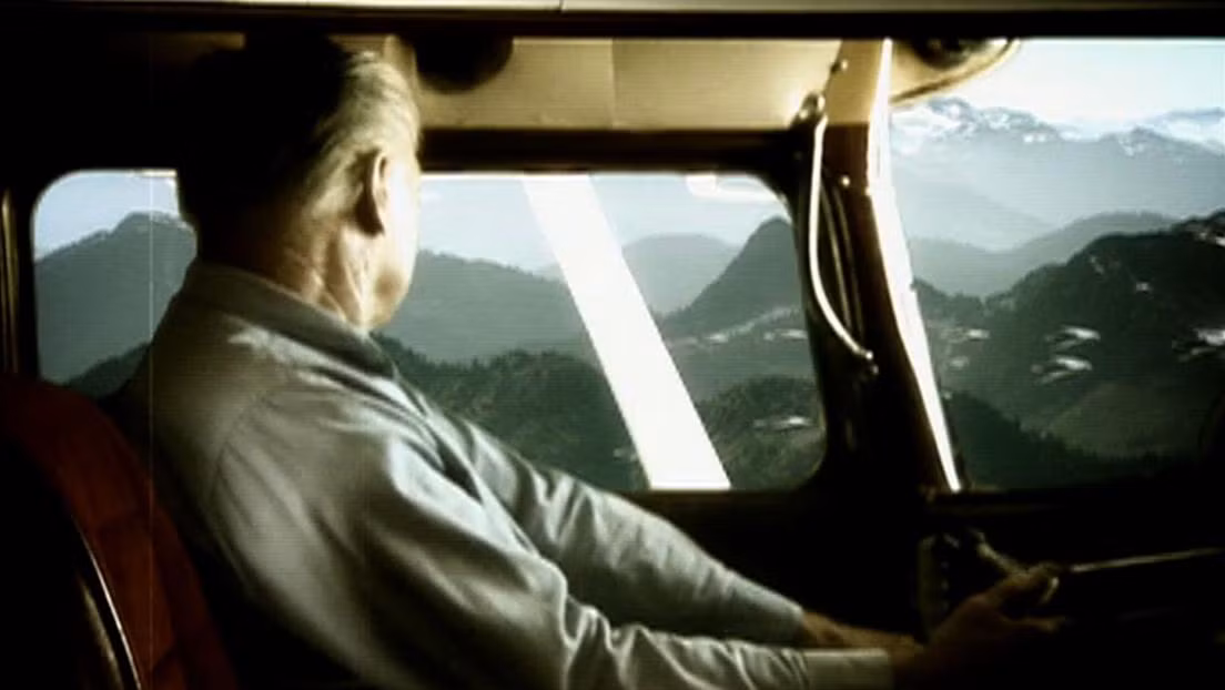 1. Những tình tiết ly kỳ trong các sự cố bắt gặp UFO của lịch sử nhân loại khiến công chúng thực sự tò mò. Điển hình là sự việc xảy ra ở núi Rainier, Washington, Mỹ vào ngày 24/6/1947. Khi ấy, phi công Kenneth Arnold tuyên bố đã nhìn thấy 9 vật thể không xác định "bay nhanh như một chiếc đĩa lướt ngang qua mặt nước".