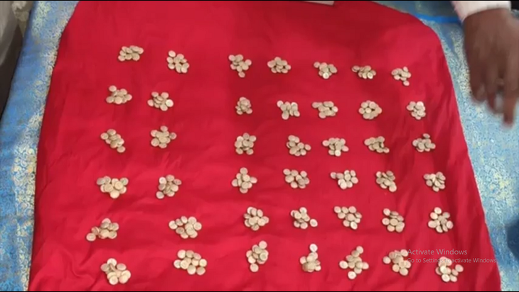 Những vật thể bằng vàng này được cho là đã bị chôn xuống đất để bảo vệ chúng khỏi những kẻ xâm phạm vào thế kỷ 14 và hiện đang được bảo quản trong bảo tàng để nghiên cứu.