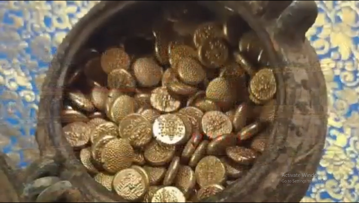 Sau khi mở hộp, họ khám phá ra 505 vật thể hình tròn được làm bằng vàng. Các vật thể này có chữ Ả Rập và có thể đã được sử dụng như tiền xu từ thế kỷ 11 đến thế kỷ 13. Kho báu này được những thương gia Ả Rập mang theo khi thăm đền và sau đó tặng lại cho đền Jambukeswarar như một hình thức ủng hộ.