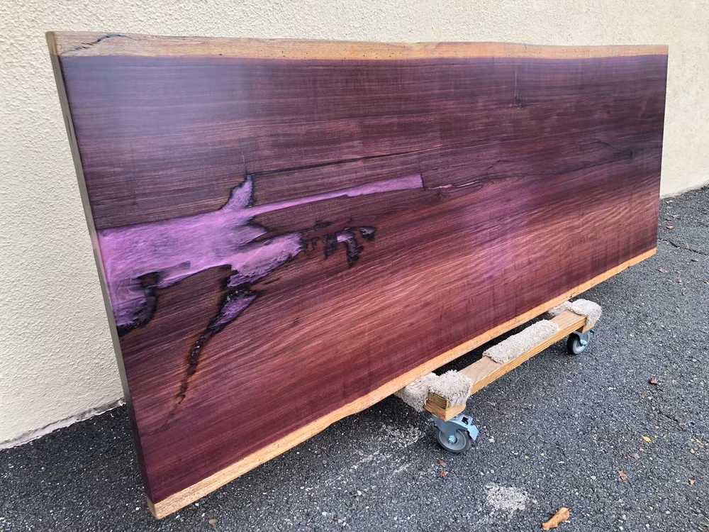 Gỗ cẩm tím có trọng lượng khá nặng, từ 800 đến 1.000 kg/m3, và phát triển tốt ở vùng nhiệt đới hoặc cận nhiệt đới, với đất và khí hậu phù hợp.