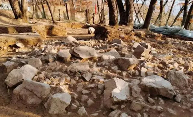 Các chuyên gia tìm ra một khu di tích lịch sử quý giá dựa trên thông tin từ Tiểu Trần và đã khai quật được nhiều cổ vật bằng đá, bao gồm một nghĩa trang của các thủ lĩnh bộ lạc thời nguyên thủy.