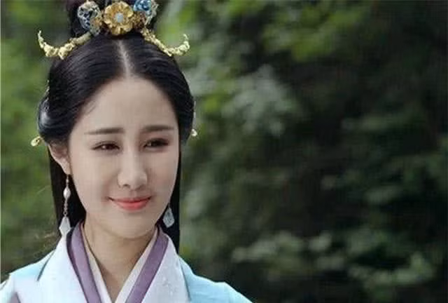 Nhưng sau khi Tần Thủy Hoàng qua đời, nàng hoàn toàn mất đi chỗ dựa của mình. Vì được vua cha yêu chiều nhất nên Doanh Âm Man nghiễm nhiên trở thành đối tượng trút hận đầu tiên của Hồ Hợi. Hồ Hợi lên ngôi đã thẳng tay xử tử người em gái này.