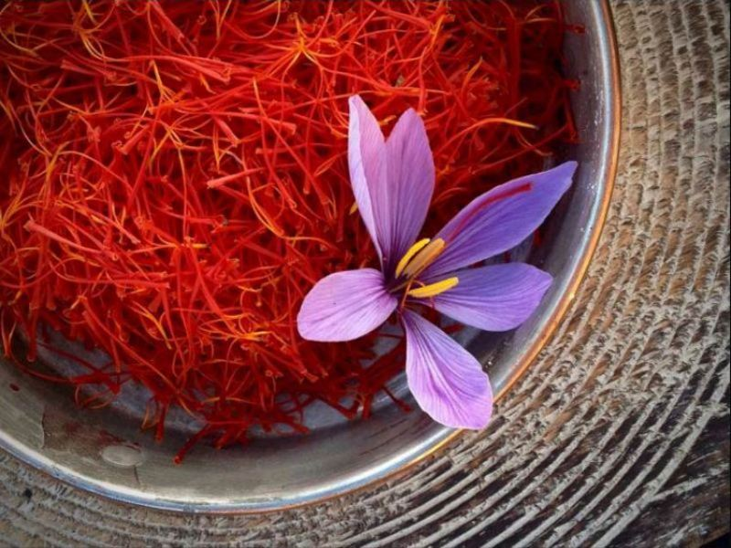 5. Hoa Nghệ Tây (Saffron): Cây trồng bằng củ, không tự sinh sản. Giá đắt đỏ, khoảng 250.000 - 550.000đ/gram. Được gọi là "vàng đỏ" vì giá trị quý hiếm và lợi ích sức khỏe.