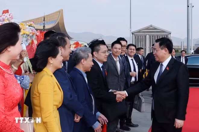 Lễ tiễn Chủ tịch Quốc hội Vương Đình Huệ tại Sân bay quốc tế Trường Thủy Côn Minh. (Ảnh: Nhan Sáng/TTXVN)