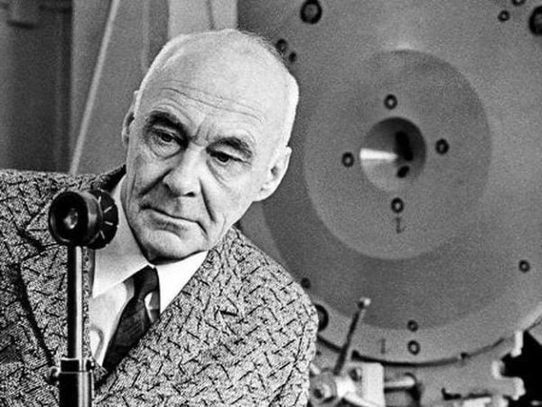 Một nhóm các nhà khoa học ở Nga đã tiến hành một loạt thí nghiệm về khả năng du hành thời gian và không gian bằng cách sử dụng một thiết bị gọi là gương Kozyrev, cũng được gọi là gương thời gian.