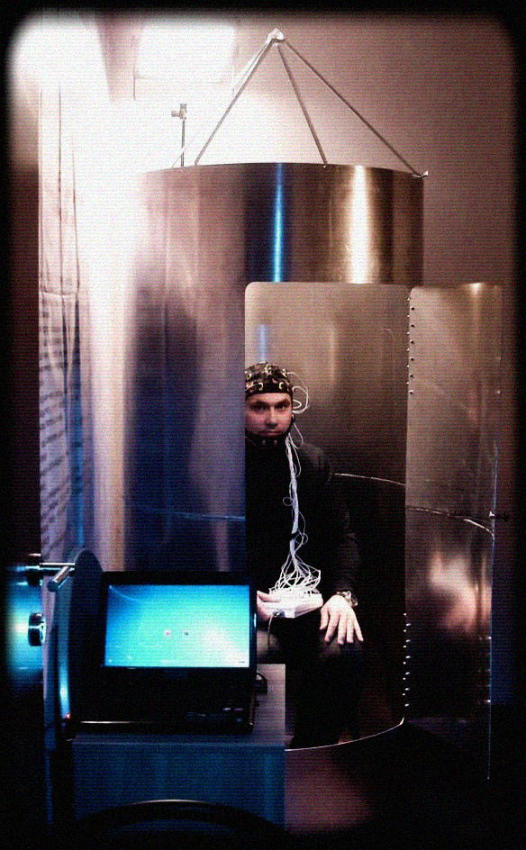 Trong số những thí nghiệm này, một phần ba số người tham gia đã phát hiện một sinh vật đã quan sát họ khi họ du hành xuyên thời gian và không gian.