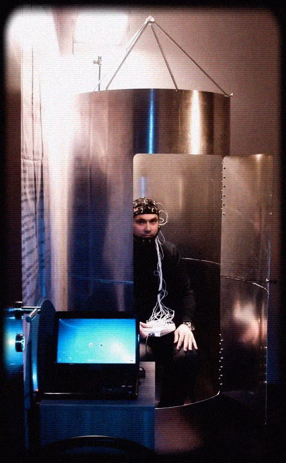 Trong số những thí nghiệm này, một phần ba số người tham gia đã phát hiện một sinh vật đã quan sát họ khi họ du hành xuyên thời gian và không gian.