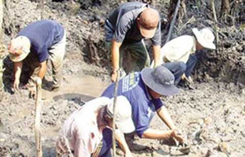 2. Kho vàng của vương quốc Phù Nam: Ở vùng quê Trung Sơn, Óc Eo được biết đến là nơi tập kết của dân tứ xứ "khát vàng". Có truyền thuyết kể về việc đào mương và phát hiện các tấm vàng dưới đất. Nhiều người truy tìm vàng, nhưng cuối cùng chỉ gặp thất bại và đau đớn, mất gia đình và tài sản.