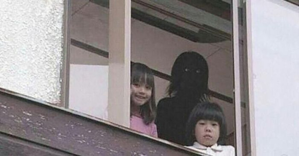 Một trong những bức ảnh kỳ lạ khiến chúng ta bị ám ảnh mỗi khi nhìn vào, thực chất chỉ là do góc chụp và thiếu sáng.