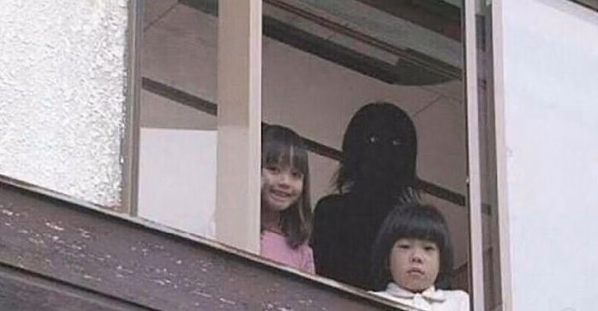 Một trong những bức ảnh kỳ lạ khiến chúng ta bị ám ảnh mỗi khi nhìn vào, thực chất chỉ là do góc chụp và thiếu sáng.