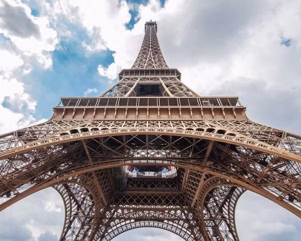 6. Vào mùa hè tháp Eiffel sẽ cao thêm 15cm