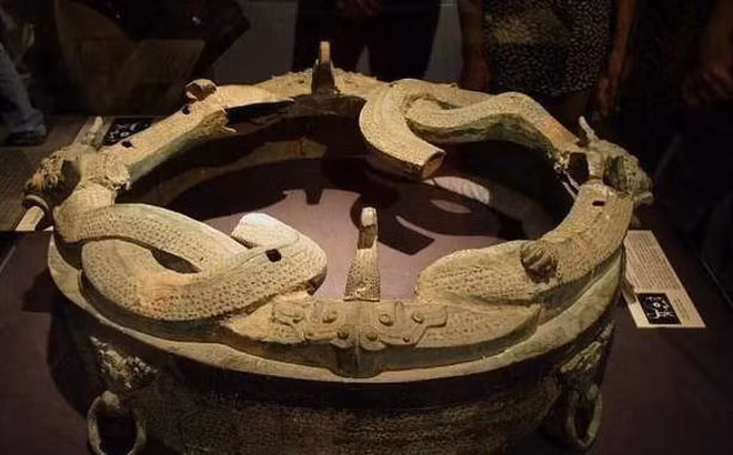 Năm 1980, trong quá trình xây dựng công trường ở huyện Thư Thành, Trung Quốc, một hố đất kỳ lạ đã bất ngờ được phát hiện. Các nhà khảo cổ nhanh chóng đến và khám phá ra một ngôi mộ cổ lớn, được cho là từ thời Xuân Thu, Chiến Quốc hoặc nhà Hán, cách đây khoảng 2.500 năm. Mặc dù mộ này đã bị trộm mộ tấn công từ xa xưa, nhiều, bảo vật và di vật văn hóa quý vẫn được bảo quản tốt.