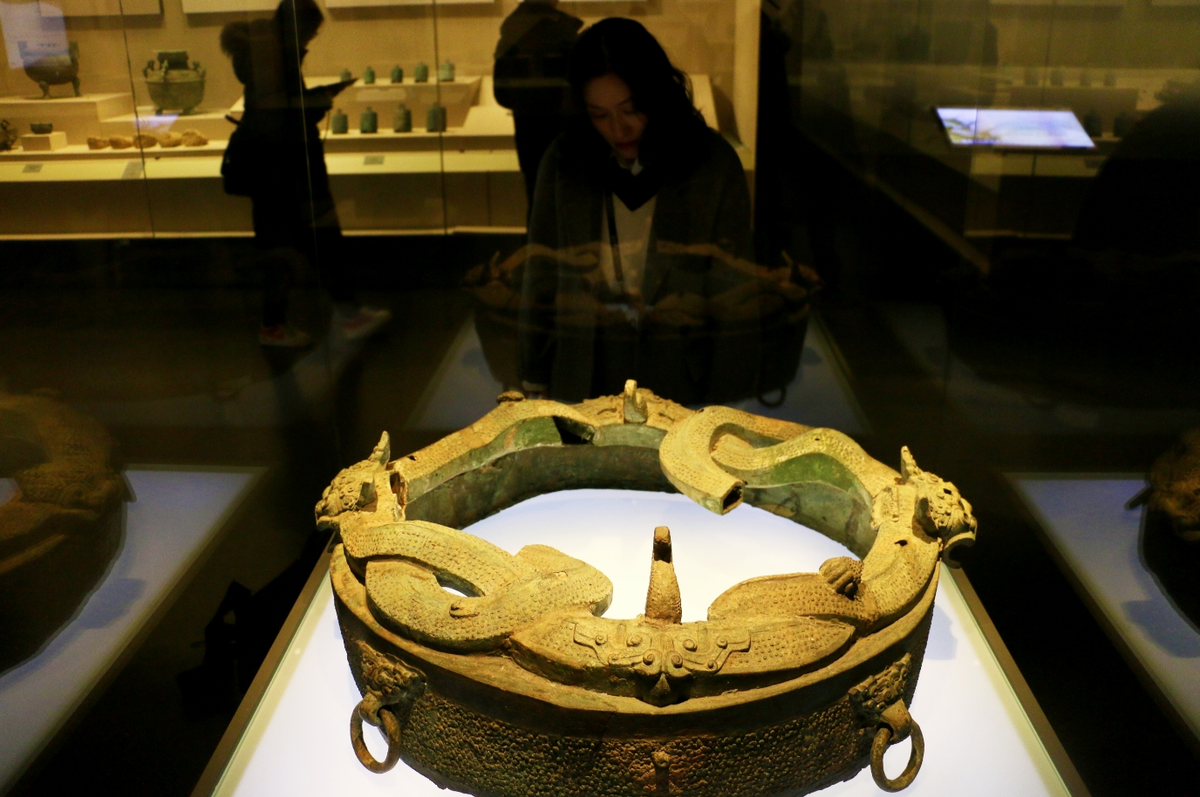 Có khoảng 98 ký tự khắc ở mặt trước và 52 ký tự ở mặt sau, cho thấy nó là một phần của trống cổ được sử dụng trong các cuộc chiến tranh và tế lễ.