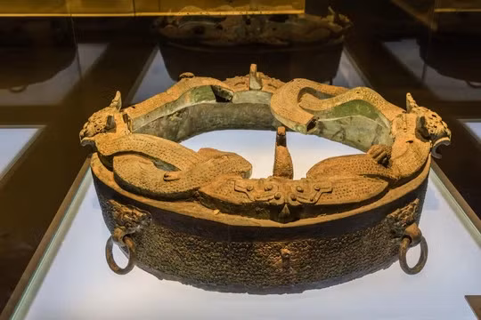 Trong số các di vật này, một chiếc đế trống bằng đồng đặc biệt thu hút sự chú ý của các chuyên gia.