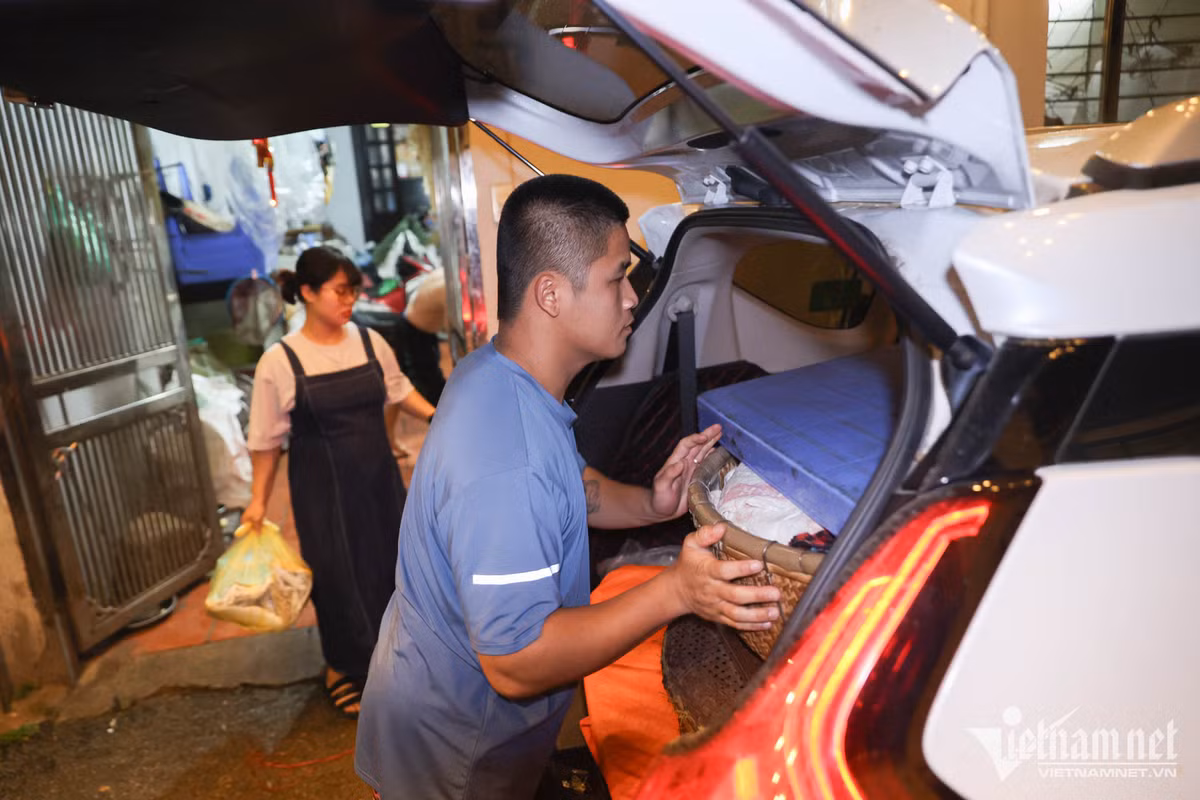 Cũng chính vì đi sớm, hàng hóa cồng kềnh nên gia đình có 4 người đi bán xôi quyết định vay ngân hàng, cùng với số tiền tiết kiệm của cả chục năm để mua chiếc ô tô, đi lại cho an toàn.