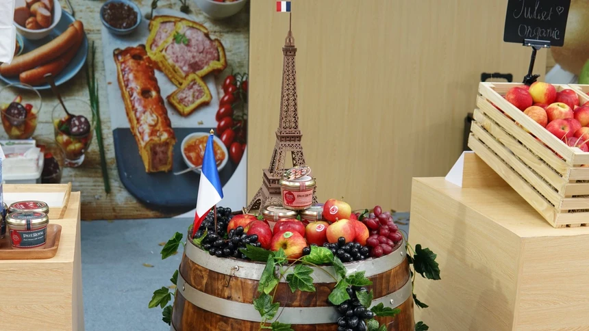 Cuoi tuan dao “cho Phap” tai Ha Noi