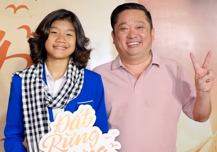 Nam nghe si noi tieng an mac rach ruoi xin banh mi de an-Hinh-3