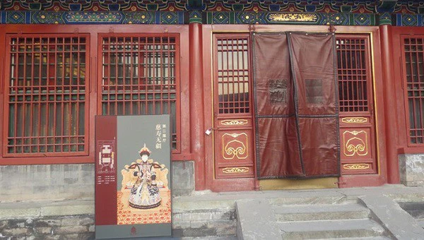 Các cung điện bị bỏ hoang có thể là lãnh cung, thường được khóa kín và không được tu sửa lại.