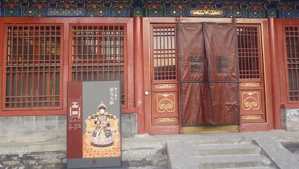 Các cung điện bị bỏ hoang có thể là lãnh cung, thường được khóa kín và không được tu sửa lại.