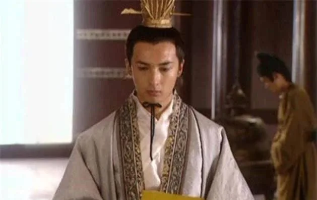 Lý Hiền, trong bài thơ của mình, đã dùng những từ ngữ mềm mại để ám chỉ sự nguy hiểm mà chàng đang phải đối mặt, cầu xin mẹ ruột của mình không nên làm điều ác độc đối với gia đình.