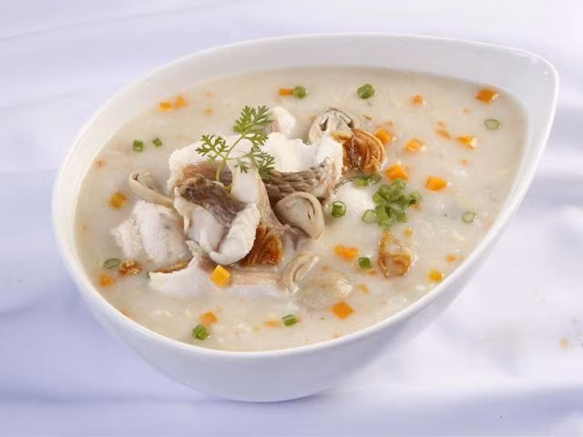 Thịt cá da trơn mềm mại và thơm ngon, thích hợp cho việc nấu các món súp và chế biến thành các món ăn hấp dẫn.