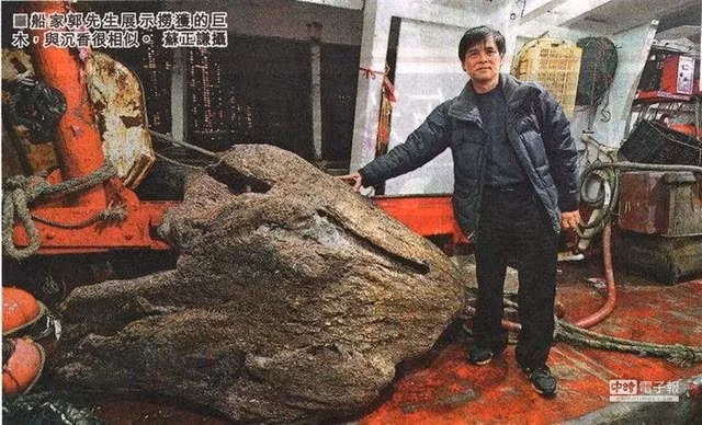 Một ngư dân ở Hồng Kông vô tình vớt được một khối gỗ kỳ lạ, có mùi thơm và chất lỏng màu hổ phách chảy ra khi cắt. Sau khi tra cứu thông tin trên mạng, ông nhận ra đó là trầm hương, chính là " báu vật" trời ban. Khối trầm này có chiều dài gần 2,8 mét và được ước tính trị giá hơn 3.455 tỷ đồng. Ông Quách quyết định bán khối trầm hương này và sẽ dùng một phần số tiền thu được để làm từ thiện. (Ảnh: Renmingwang)