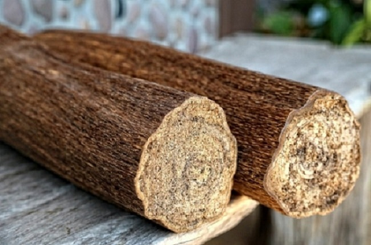 Trầm hương cũng được chưng cất thành tinh dầu. Ở dạng tinh khiết nhất, dầu trầm hương lâu năm có thể có giá lên đến 80.000 USD/lít, được các nhà kinh doanh đặt cho biệt danh là "vàng lỏng". Loại trầm hương hạng nhất tại Việt Nam đến nay vẫn là Kỳ nam, có giá lên đến nhiều tỷ đồng/mỗi kg.