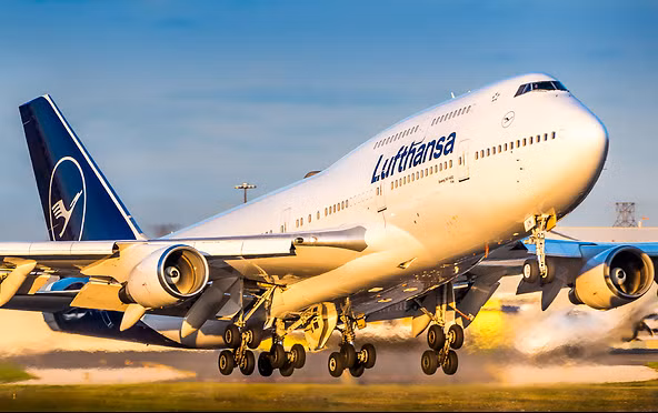 3. Máy bay Boeing 747-430 của Quốc vương Brunei - 323 triệu USD: Chiếc Boeing 747 của Quốc vương Brunei có nội thất bằng pha lê và vàng, giống như một cung điện bay.