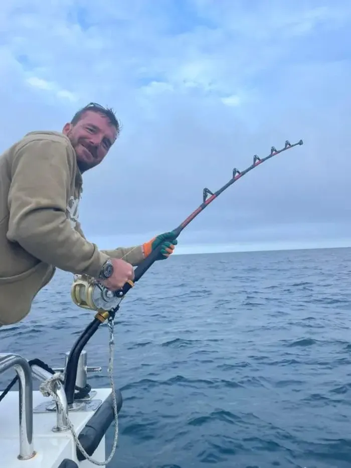 Izzy đã câu cá trên một chiếc thuyền cho thuê tham gia chương trình gắn thẻ, và cô bé đã phải dùng hết sức lực để thu phục con cá khổng lồ này. Việc bảo vệ cá ngừ vây xanh đã giúp vùng biển phía tây nam nước Anh hồi sinh loài cá này, biến nơi đây thành một ngư trường đẳng cấp thế giới.