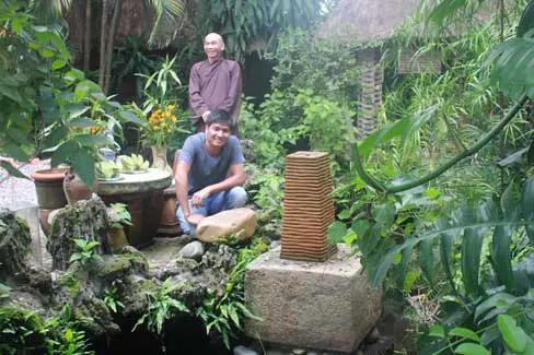 2. Hòn đá "giật điện": Tại chùa Hương Quang ở Bình Định, có một hòn đá khi chạm vào sẽ khiến người ta cảm giác như "điện giật", khiến toàn thân run bắn, lảo đảo. Hiện vẫn chưa có nghiên cứu nào về hiện tượng này.