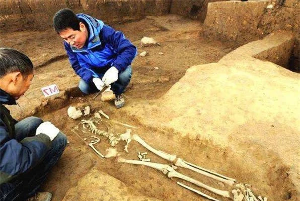 Hài cốt của ông vẫn còn nguyên vẹn sau hơn trăm năm nằm dưới lòng đất. Hộp sọ của ông khá lớn, và bắp chân dài khoảng 75cm, ước tính chiều cao của ông là 1,9 mét, một chiều cao đáng kinh ngạc cho thời đại của mình.