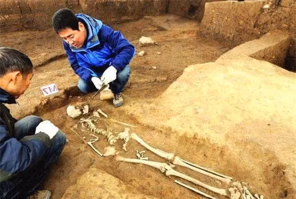 Hài cốt của ông vẫn còn nguyên vẹn sau hơn trăm năm nằm dưới lòng đất. Hộp sọ của ông khá lớn, và bắp chân dài khoảng 75cm, ước tính chiều cao của ông là 1,9 mét, một chiều cao đáng kinh ngạc cho thời đại của mình.