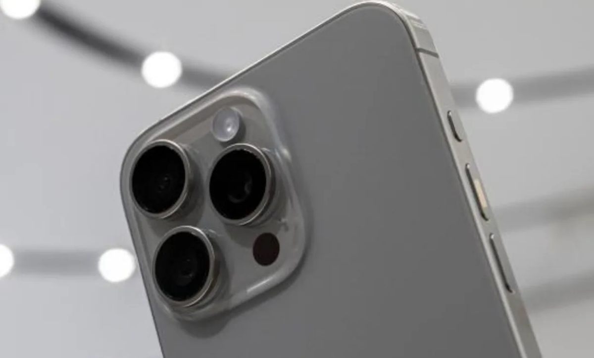 Tất cả các mẫu iPhone 16 sẽ có sự thay đổi trong thiết kế camera. iPhone 16 và 16 Plus sẽ chuyển sang thiết kế ống kính dọc mới, trong khi iPhone 16 Pro và 16 Pro Max sẽ được trang bị camera siêu rộng lên đến 48 megapixel, cung cấp hình ảnh chất lượng cao hơn và khả năng quay video không gian.