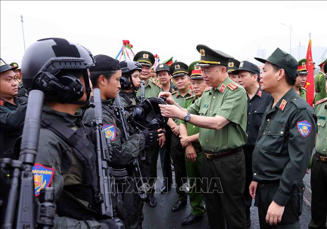 Đại tướng Tô Lâm, Bộ trưởng Bộ Công an kiểm tra trang thiết bị, quân tư trang của cán bộ, chiến sĩ CSCĐ tham gia tổng duyệt lễ diễu binh kỷ niệm 50 năm ngày truyền thống lực lượng CSCĐ.