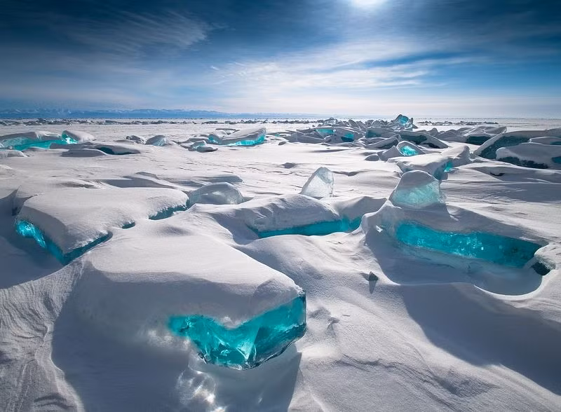 Với lượng nước lớn chưa từng thấy, hồ này chiếm khoảng 20% tổng lượng nước ngọt không đóng băng trên toàn thế giới.