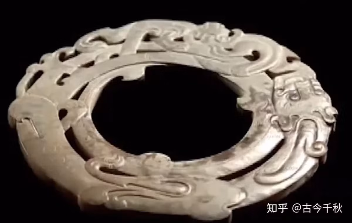 Trước đó, một cô gái họ Han đến từ Sơn Tây, Trung Quốc, đã dành ba tháng để tích góp tiền và mua một viên ngọc cổ như món quà cho bà nội của mình. Tuy nhiên, trước khi bà nội của Han có cơ hội nhận được món quà, bà đã qua đời. Sau khi bà qua đời, cô đưa viên ngọc đến chương trình thẩm định để biết giá trị thực sự của nó.