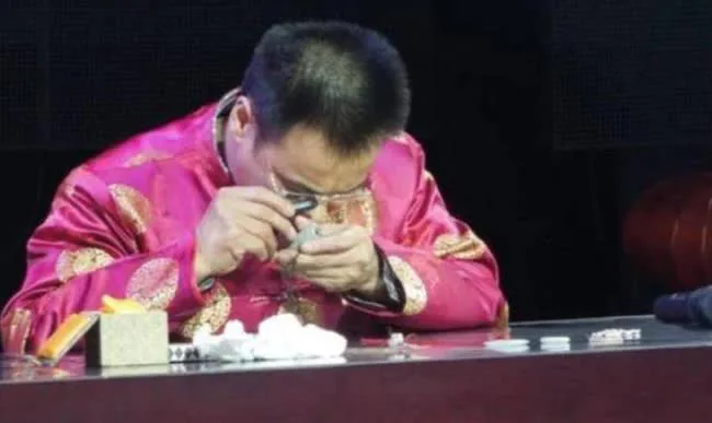 Hình dáng của ve sầu trên viên ngọc này có ý nghĩa tốt lành và liên quan đến linh hồn trong Phật giáo, với hi vọng tái sinh hoặc bảo tồn linh hồn sau khi người đeo chết đi.