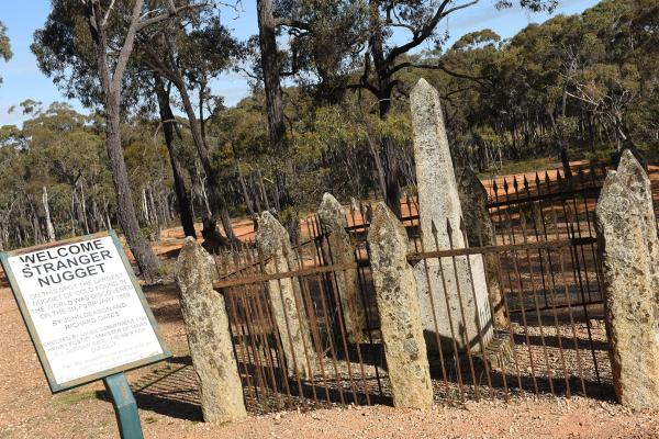 Mặc dù gia tài của Deason sau đó đã mất do đầu tư sai lầm, kỷ niệm về phát hiện khối vàng "Welcome Stranger" vẫn được lưu trữ qua các đài tưởng niệm tại nhiều địa điểm.