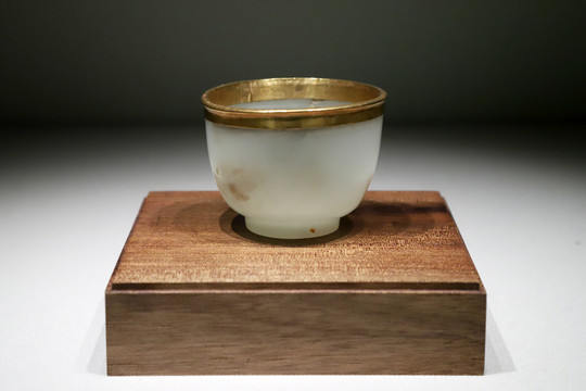 Chén bạch ngọc khảm vàng này không chỉ là một món trang sức, mà còn có ý nghĩa về tài lộc và hạnh phúc, gửi gắm lời chúc tốt đẹp đến người sở hữu.