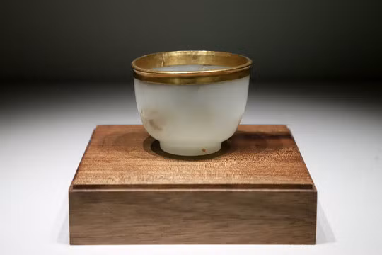 Chén bạch ngọc khảm vàng này không chỉ là một món trang sức, mà còn có ý nghĩa về tài lộc và hạnh phúc, gửi gắm lời chúc tốt đẹp đến người sở hữu.