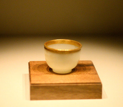 Không chỉ được chạm khắc tỉ mỉ và khảm vàng quanh miệng, chén này còn có chất lượng ngọc cao cấp và kiểu dáng thanh lịch, tạo nên một vật phẩm vô cùng quý giá.