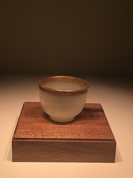 Được trưng bày tại Bảo tàng Quốc gia Trung Quốc, chén ngọc này thể hiện tình cảm sâu sắc của hoàng hậu Dương Lệ Hoa dành cho cháu gái của mình và là một minh chứng cho sự phát triển của nghệ thuật chế tác ngọc trong triều đại nhà Tùy.