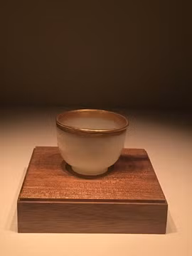 Được trưng bày tại Bảo tàng Quốc gia Trung Quốc, chén ngọc này thể hiện tình cảm sâu sắc của hoàng hậu Dương Lệ Hoa dành cho cháu gái của mình và là một minh chứng cho sự phát triển của nghệ thuật chế tác ngọc trong triều đại nhà Tùy.