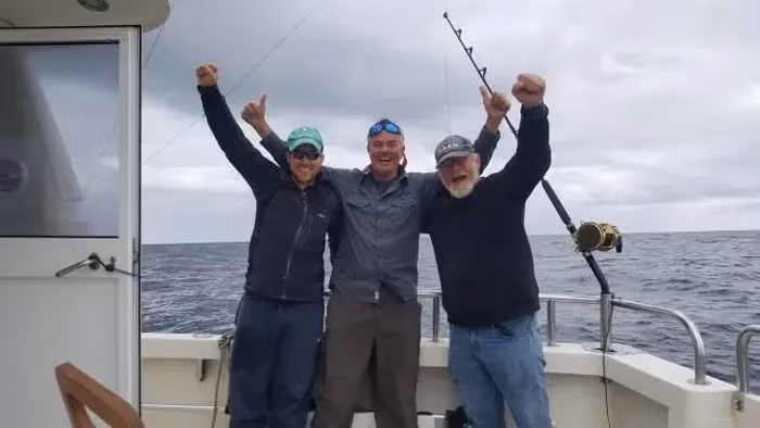 Thay vì bán con cá, ba ngư dân đã quyết định ăn mừng thành công của họ trước khi thả nó trở lại biển.