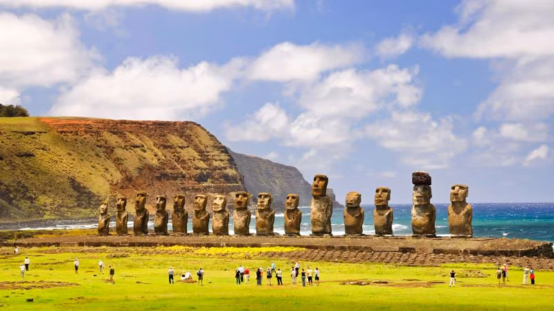 8. Đảo Phục Sinh (Chile): Nổi tiếng với các bí ẩn như tượng Moai và ngôn ngữ Rongorongo, với nền văn hóa phong phú và bí ẩn.