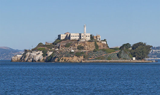 7. Đảo Alcatraz (Hoa Kỳ): Nổi tiếng với nhà tù liên bang, trở thành địa điểm du lịch sau khi đóng cửa.