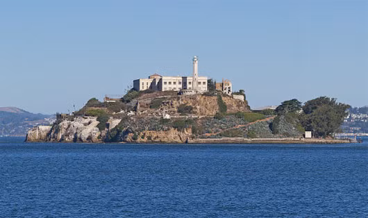 7. Đảo Alcatraz (Hoa Kỳ): Nổi tiếng với nhà tù liên bang, trở thành địa điểm du lịch sau khi đóng cửa.