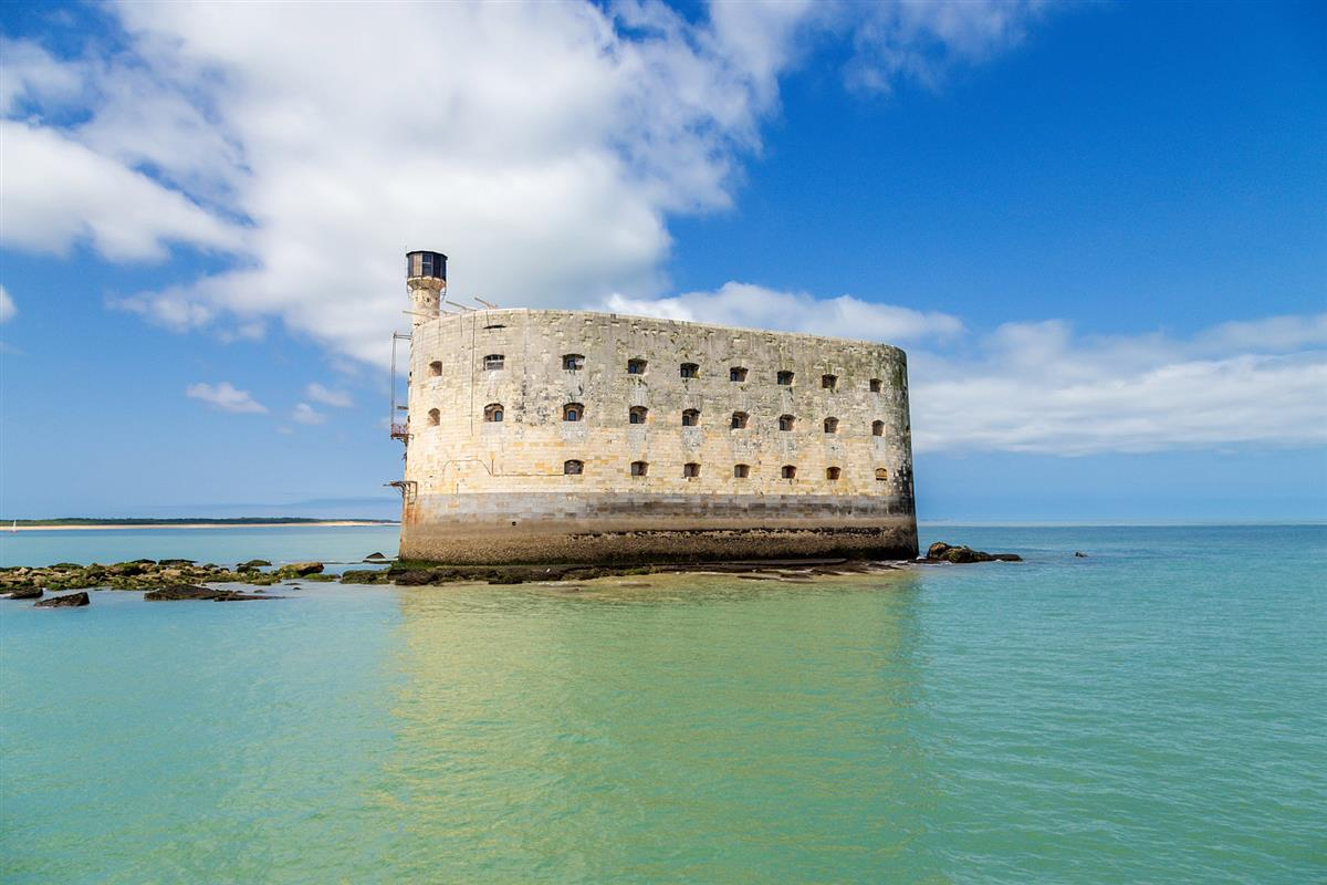 4. Fort Boyard (Pháp): Một pháo đài độc đáo nằm trên biển, được xây dựng vào thế kỷ 19 và trở thành địa điểm du lịch nổi tiếng.