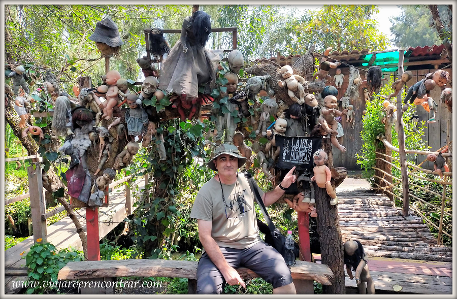 2. La Isla de las Munecas (Hòn đảo Búp bê, Mexico): Là một trong những hòn đảo kỳ dị nhất trên Trái đất, La Isla de las Munecas nổi tiếng với hàng trăm con búp bê đáng sợ treo trên cây, một phần của truyền thuyết và câu chuyện kỳ bí xoay quanh linh hồn của một cô gái.